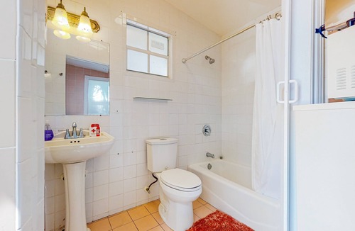 Historic Seaport Apartment | Dog-friendly downtown studio near beach with WiFi, AC, fridge, oven, microwave