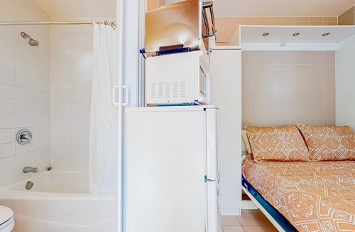 Historic Seaport Apartment | Dog-friendly downtown studio near beach with WiFi, AC, fridge, oven, microwave