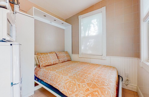 Historic Seaport Apartment | Dog-friendly downtown studio near beach with WiFi, AC, fridge, oven, microwave