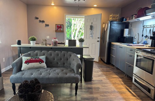Fair Oaks House | Dog Friendly! Duplex