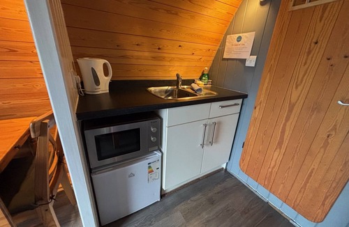 Dwyran Cabin | Dog-Friendly Executive Glamping Pod With Hot Tub