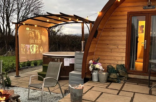 Dwyran Cabin | Dog-Friendly Executive Glamping Pod With Hot Tub