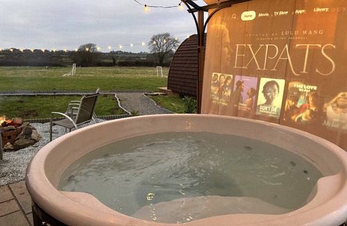 Dwyran Cabin | Dog-Friendly Executive Glamping Pod With Hot Tub