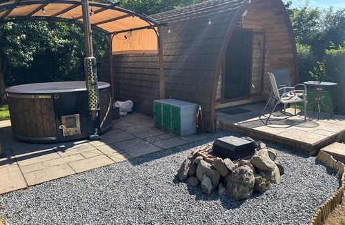 Dwyran Cabin | Dog-Friendly Executive Glamping Pod With Hot Tub