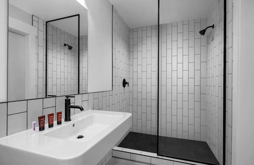People's Freeway Hotel | Dog-friendly & Free Parking, Friend Bunk Room at evo Hotel