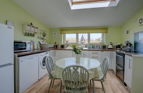 Winterton-on-Sea Apartment | Dog friendly Norfolk seaside cottage with bedroom beach views