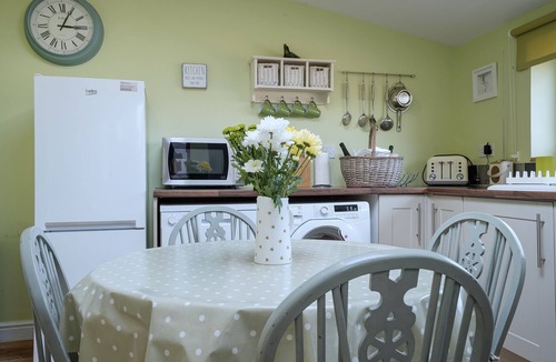Winterton-on-Sea Apartment | Dog friendly Norfolk seaside cottage with bedroom beach views