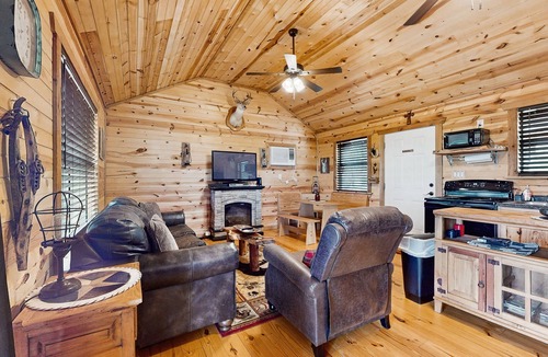 Fredericksburg Cabin | Dog-friendly gem on 11 acres w/valley views, deck, gas grill, fireplace