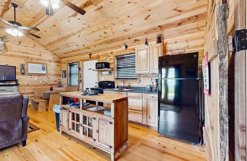Fredericksburg Cabin | Dog-friendly gem on 11 acres w/valley views, deck, gas grill, fireplace