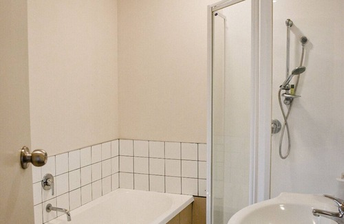 Hamilton East House | Dog Friendly, Gym, Central