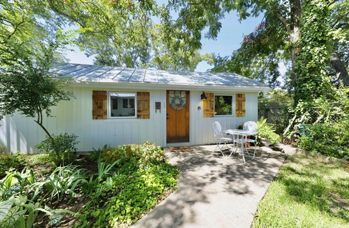 Fredericksburg House | Dog-friendly home & guest house w/ a beautiful garden near Main Street