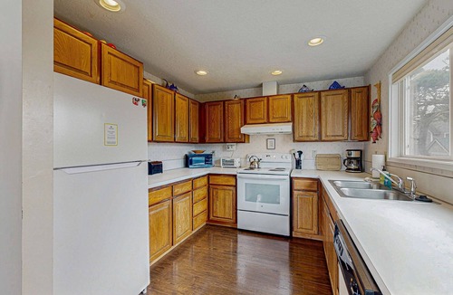 Gleneden Beach House | Dog friendly home with oceanfront location and fireplace walk to the beach