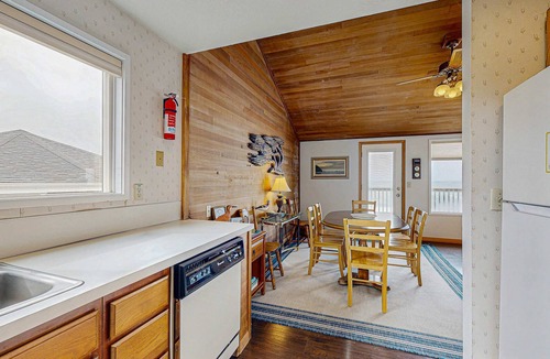 Gleneden Beach House | Dog friendly home with oceanfront location and fireplace walk to the beach