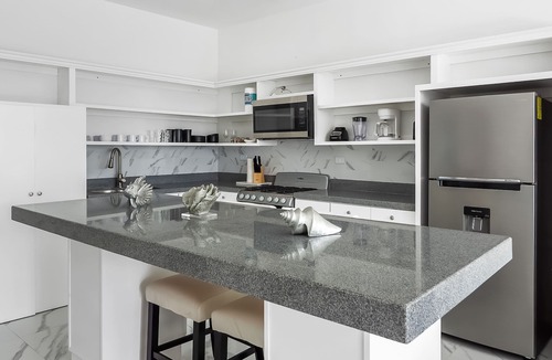 La Paloma House | Dog-friendly home 3 rows to beach with rooftop deck, pool, & kitchen