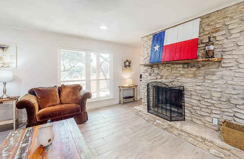 Long Branch Valley House | Dog-friendly home near breweries & wedding venues - game room & central AC