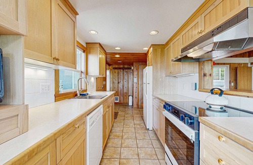 Neahkahnie Beach House | Dog-friendly home & ocean views - near the beach