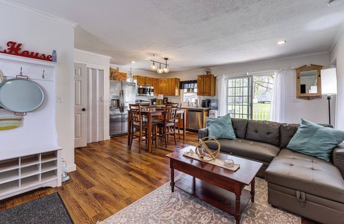 Valois House | Dog-Friendly Home w/Dock & Views on Waneta Lake!