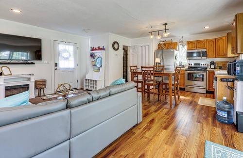 Valois House | Dog-Friendly Home w/Dock & Views on Waneta Lake!