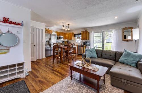 Valois House | Dog-Friendly Home w/Dock & Views on Waneta Lake!