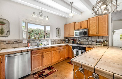 Inglenook Cabin | Dog-friendly home with deck & firepit - half a mile to beach