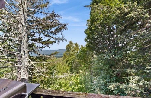 Franconia House | Dog-friendly home with stunning views & balcony, near Cannon Mountain