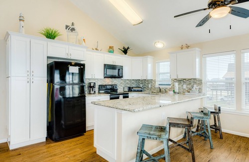 Terramar Beach House | Dog-friendly home with pool access, large deck, lawn games, washer/dryer & AC