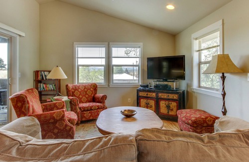 Larkspur House | Dog-Friendly Home with Balcony & Grill - One Mile to Downtown and River