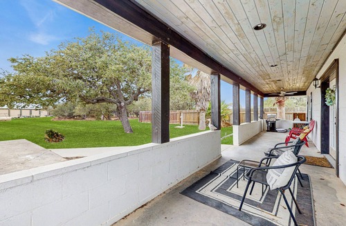 Rockport House | Dog-friendly home with full kitchen, patio, BBQ and cozy living room