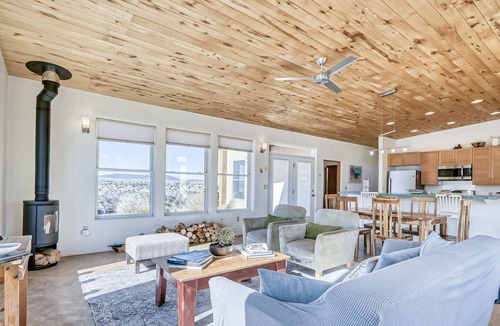 Arroyo Hondo House | Dog-friendly house with cabin, mountain views, central AC & washer/dryer