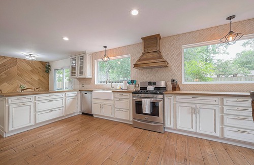 Grogan's Mill House | Dog Friendly & just one mile to Woodlands Town Center!