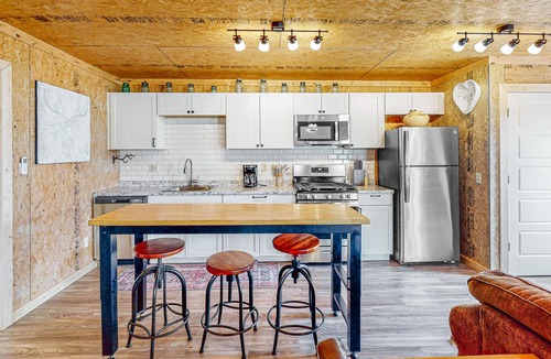 Eureka Springs Apartment | Dog-friendly lakefront studio with a full kitchen, TV, yard, water views