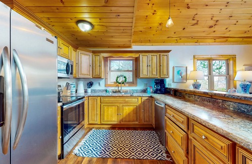 New Tazewell House | Dog-friendly lakefront house with hot tub, central AC, & mountain view