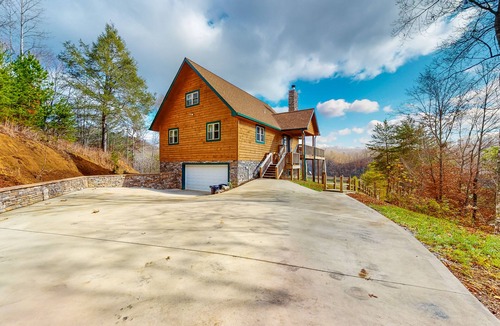 New Tazewell House | Dog-friendly lakefront house with hot tub, central AC, & mountain view
