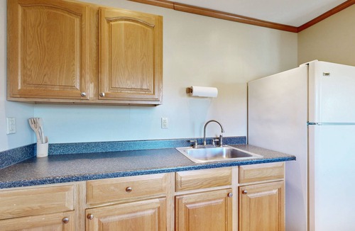 Murphysboro Cabin | Dog-friendly, lakefront cabin with porch, deck & firepit - near wineries, hiking