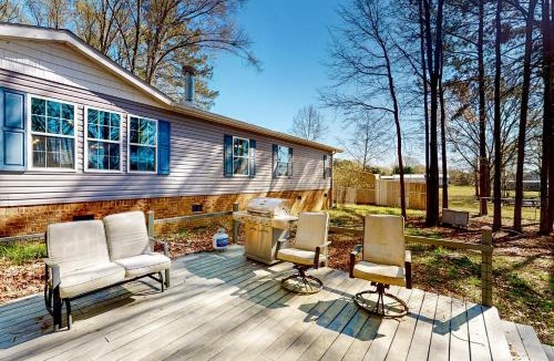 Saluda House | Dog-Friendly Lakefront Home w/Dock in Saluda