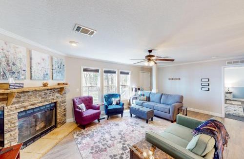 Saluda House | Dog-Friendly Lakefront Home w/Dock in Saluda