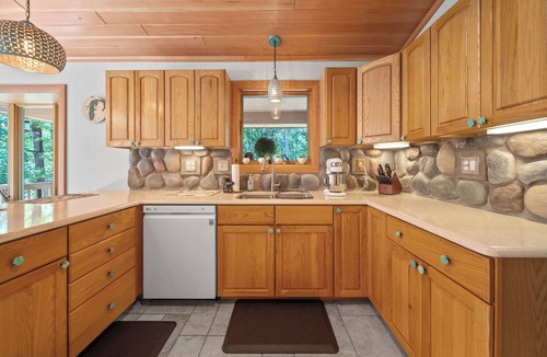 St. Helen House | Dog Friendly Lakefront With Acreage