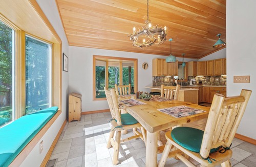 St. Helen House | Dog Friendly Lakefront With Acreage