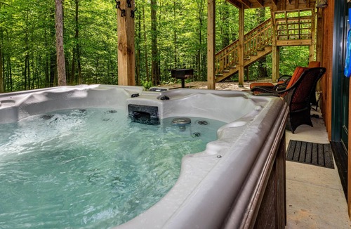 Morgantown Cabin | Dog-Friendly Log Cabin | Hot Tub, Game Room & Fireplace 4BR, 3BA
