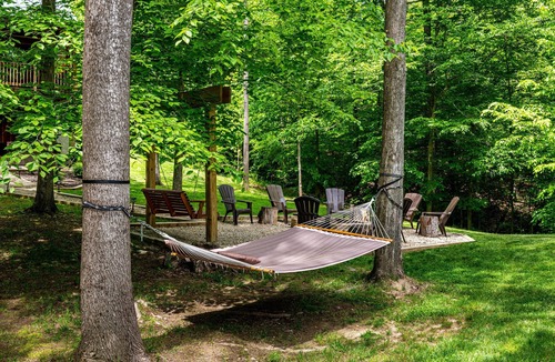 Morgantown Cabin | Dog-Friendly Log Cabin | Hot Tub, Game Room & Fireplace 4BR, 3BA