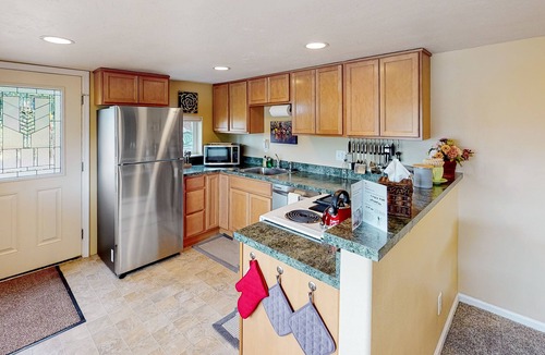 Friendly House | Dog-friendly lower level of duplex w/enclosed deck, washer/dryer, mountain view
