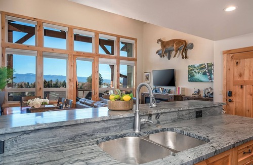 Bigfork House | Dog Friendly Luxury Townhome on Golf Course