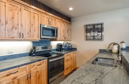 Bigfork House | Dog Friendly Luxury Townhome on Golf Course