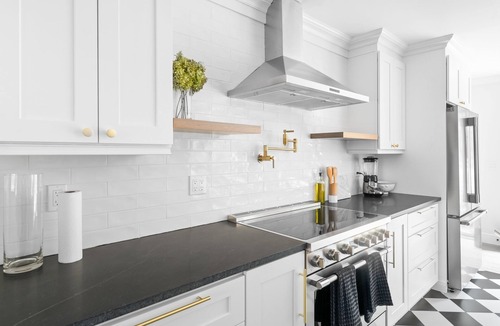 East Marion House | Dog-friendly modern charmer with wood-burning fireplace, grill, W/D, and AC