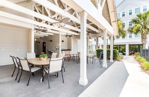 Charleston Condo | Dog-friendly monthly rental with pool, AC, ideal for remote work & travel nurse