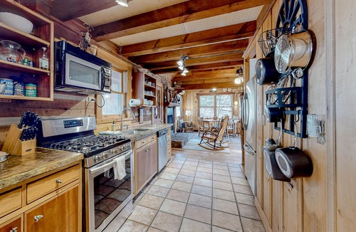 Fairview Cabin | Dog-friendly mountain view cabin on four acres with a washer/dryer & fireplace