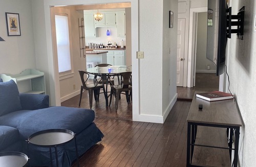 Mason House | Dog friendly NON SMOKING Cottage 1 block from Town Square