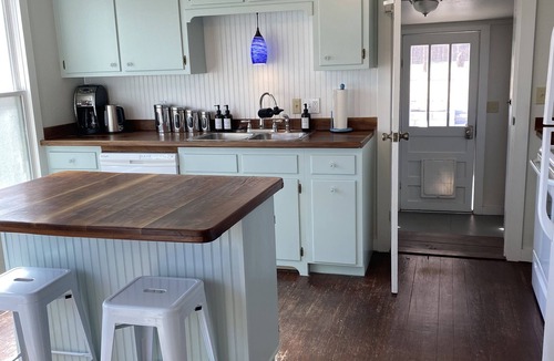 Mason House | Dog friendly NON SMOKING Cottage 1 block from Town Square