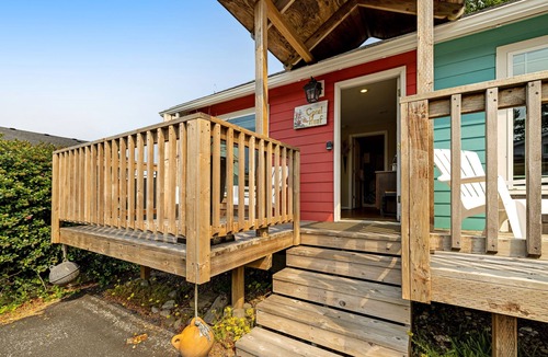 Depoe Bay Cabin | Dog-friendly ocean-view cabin with fireplace, kitchenette, deck, & beach access