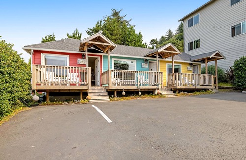 Depoe Bay Cabin | Dog-friendly ocean-view cabin with fireplace, kitchenette, deck, & beach access